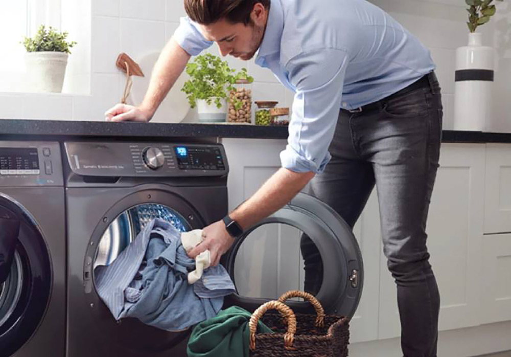 خارج کردن لباس ها از ماشین لباسشویی